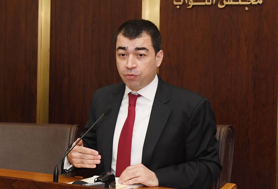 "كرمال هيك ما بتتذكر"... ردٌّ "عنيف" من سيزار أبي خليل على بو عاصي