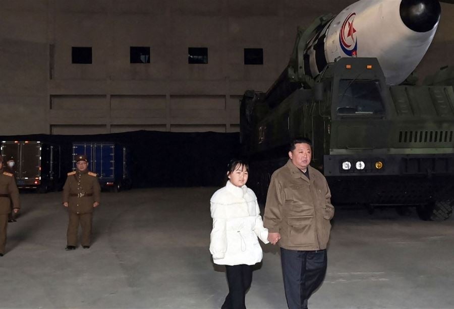للمرة الأولى...  زعيم كوريا الشمالية يظهر مع ابنته (صور)