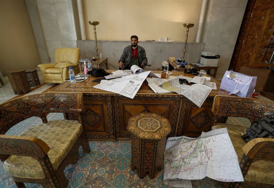 حبوب اكتئاب على مكتب الأسد