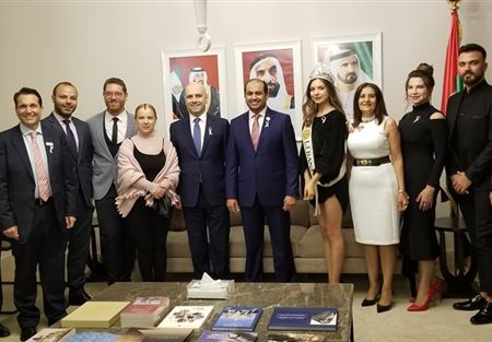 السفارة الاماراتية باللون الزهري.. والسبب؟