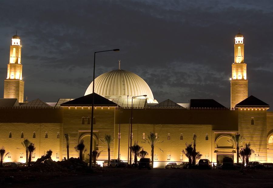 بالصور: "شاب يسجد لفتاة" أمام مسجد في السعودية!  