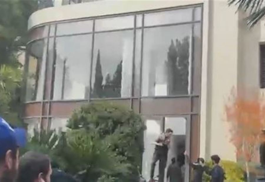 بالفيديو: طلقاتٌ نارية أمام منزل الأسد بالفيديو: طلقاتٌ نارية أمام منزل الأسد