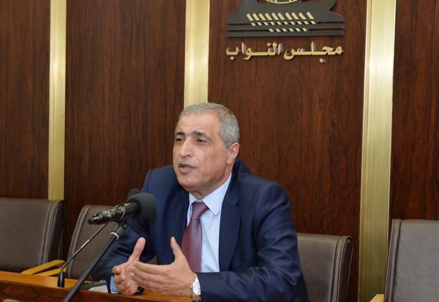 "الحل عبر الحكومة"... هاشم يتحدّث عن "تفاهمات سياسية لم تنضج بعد"