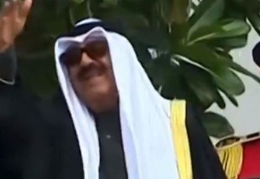 بالفيديو: تفاعل "لافت" لأمير الكويت مع المرحبين به في البحرين
