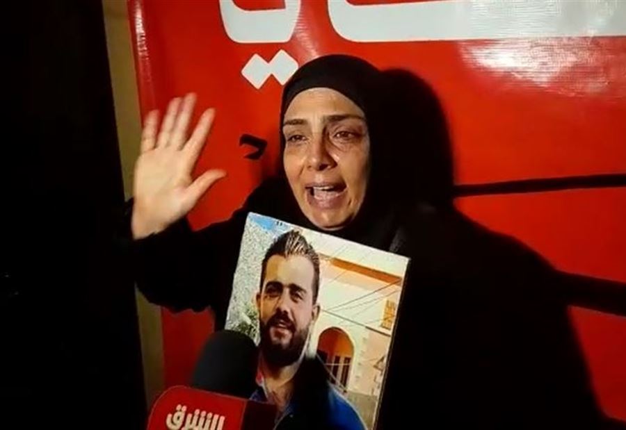 بعد إطلاق سراح الموقوفين... والدة أحد الشهداء: من قتل إبني سأقتله! (فيديو)