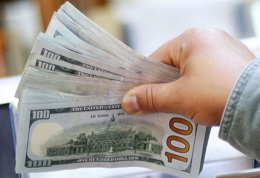 دولار السوق السوداء يلامسُ الـ 9000 ليرة!