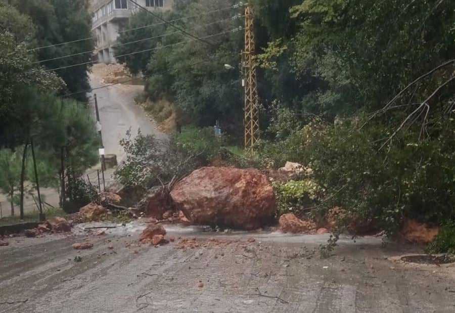 انهيار صخري كبير على طريق نهر الكلب
