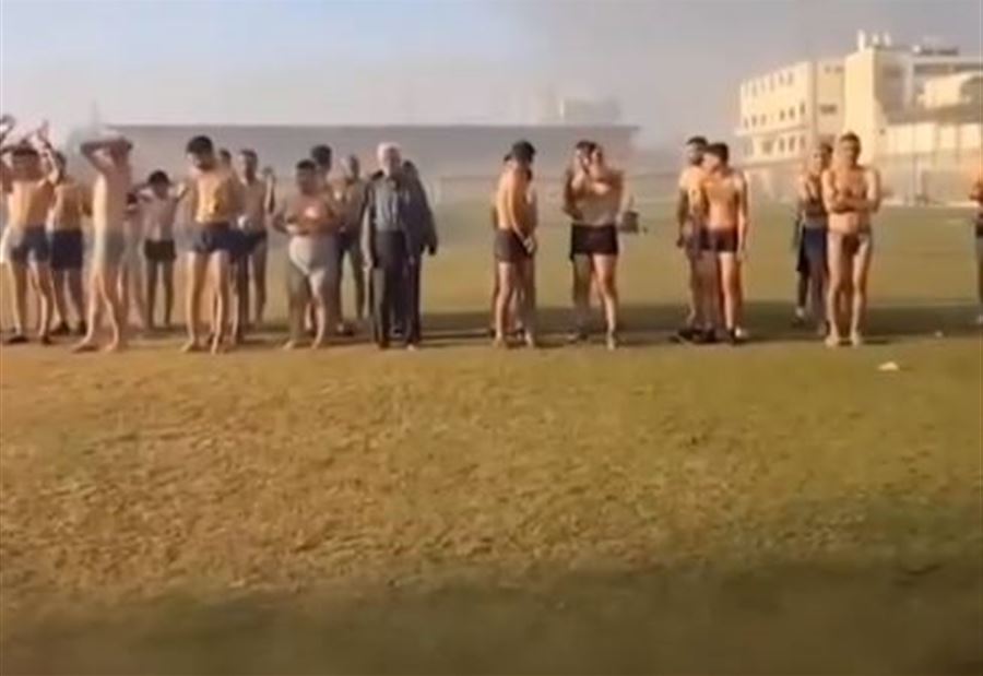 بعد صور المقاتلين... أطفال وشيوخ فلسطينيين "عراة" في ملعب بغزة (فيديو)