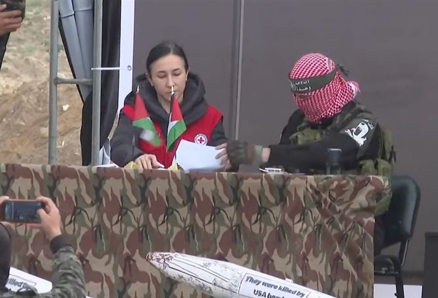 "سلاح إسرائيلي" و"لافتة لنتنياهو"... بالفيديو: لحظة تسليم جثث الأسرى "سلاح إسرائيلي" و"لافتة لنتنياهو"... بالفيديو: لحظة تسليم جثث الأسرى