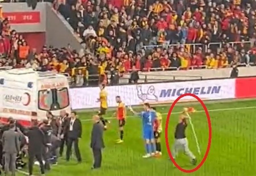 مشاهد صادمة... مشجّع يعتدي على لاعب بعصا الراية الركنية (فيديو)