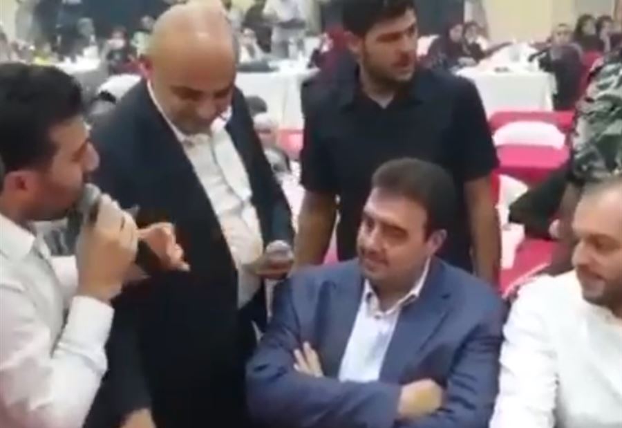 بالفيديو: البعريني في صالة أعراس... والمئاتُ تُرش بالفيديو: البعريني في صالة أعراس... والمئاتُ تُرش