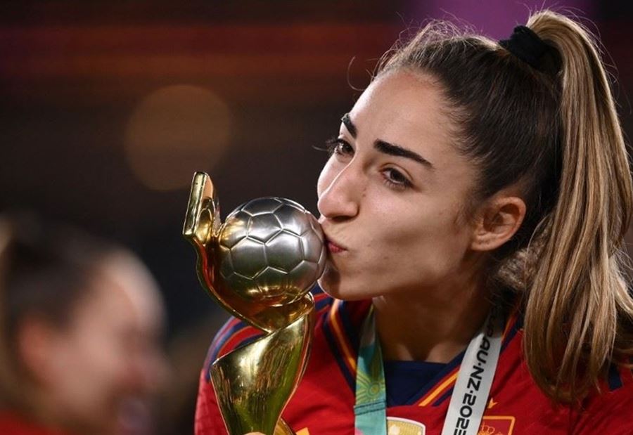 فرحة الفوز بالنهائي لم تكتمل... بطلة منتخب إسبانيا تُصدم بوفاة والدها 