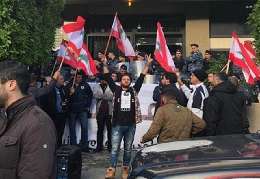  توقيف أحد ناشطي حزب 7 امام وزارة الصناعة