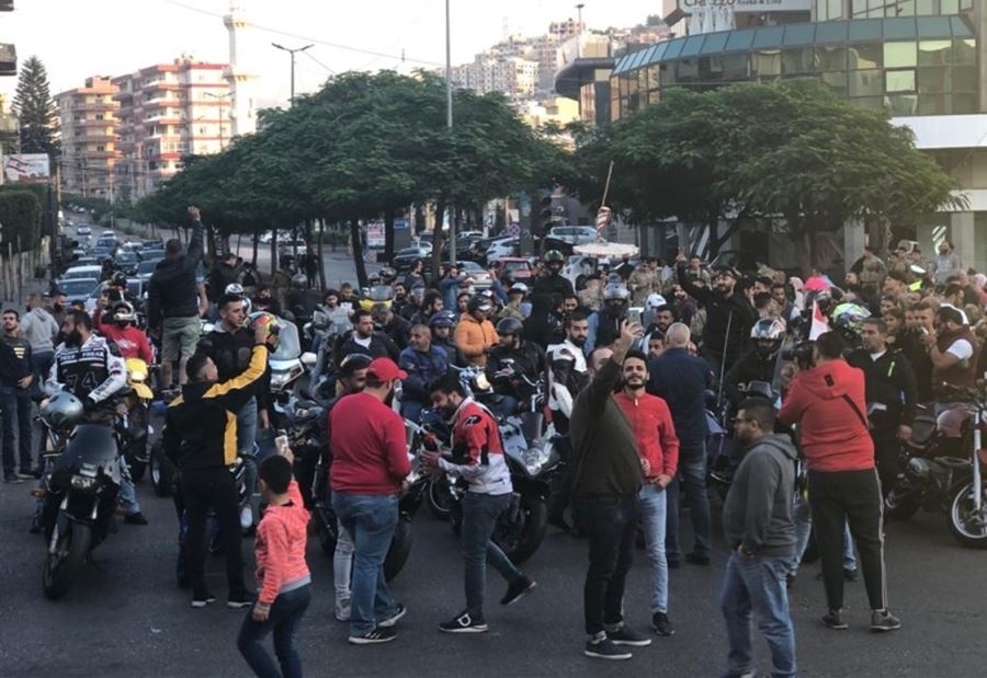 مسيرة دراجات نارية امام منزل اسامة سعد وبهية الحريري