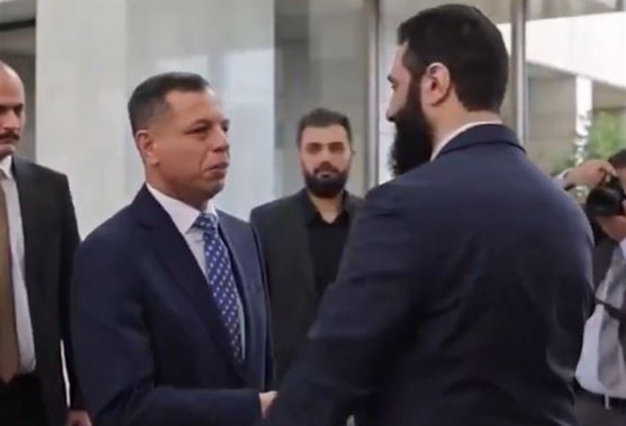 خلال لقائه الوفد العراقي... "مسدس الشرع" يثير الجدل! (صور وفيديو) خلال لقائه الوفد العراقي... "مسدس الشرع" يثير الجدل! (صور وفيديو)