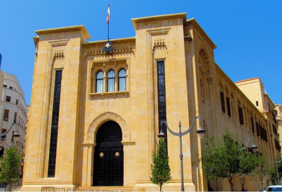 الاستشارات النيابية تبدأ وسط غياب بري