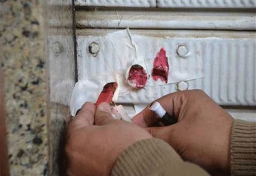 إقفال ملحمتَيْن ومزرعة أبقار بالشمع الاحمر 