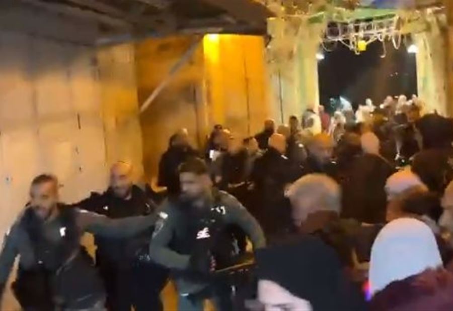القوات الإسرائيلية "تعتدي" على المصلّين في الأقصى (فيديو) القوات الإسرائيلية "تعتدي" على المصلّين في الأقصى (فيديو)