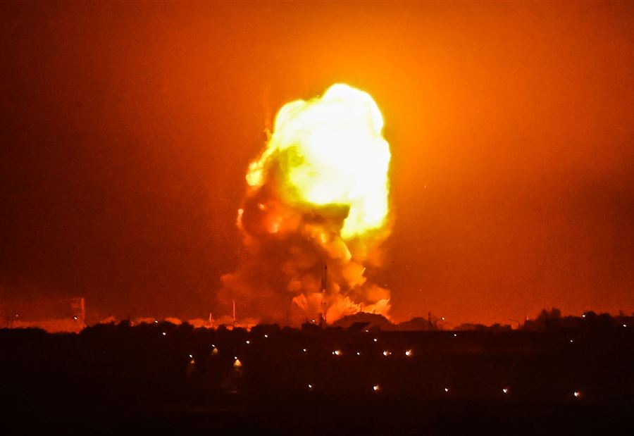 قصف إسرائيلي "عنيف" يضيء سماء غزة... ووقوع إصابات (فيديو) 