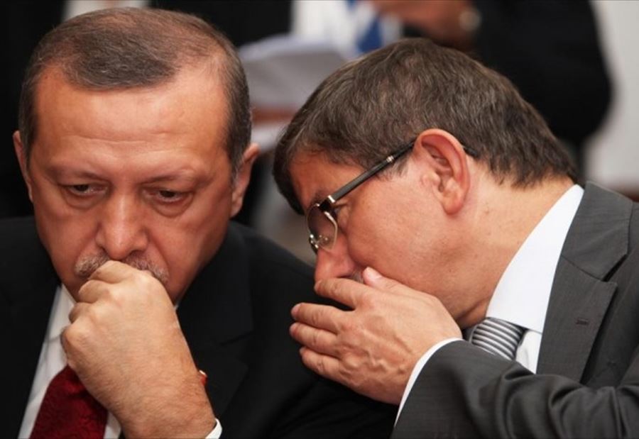 داوود أوغلو ينتقد أردوغان بسبب "العلاقات العائلية"