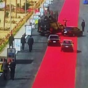 غضب في مصر بسبب فرش السجاد الأحمر لسيارات السيسي غضب في مصر بسبب فرش السجاد الأحمر لسيارات السيسي