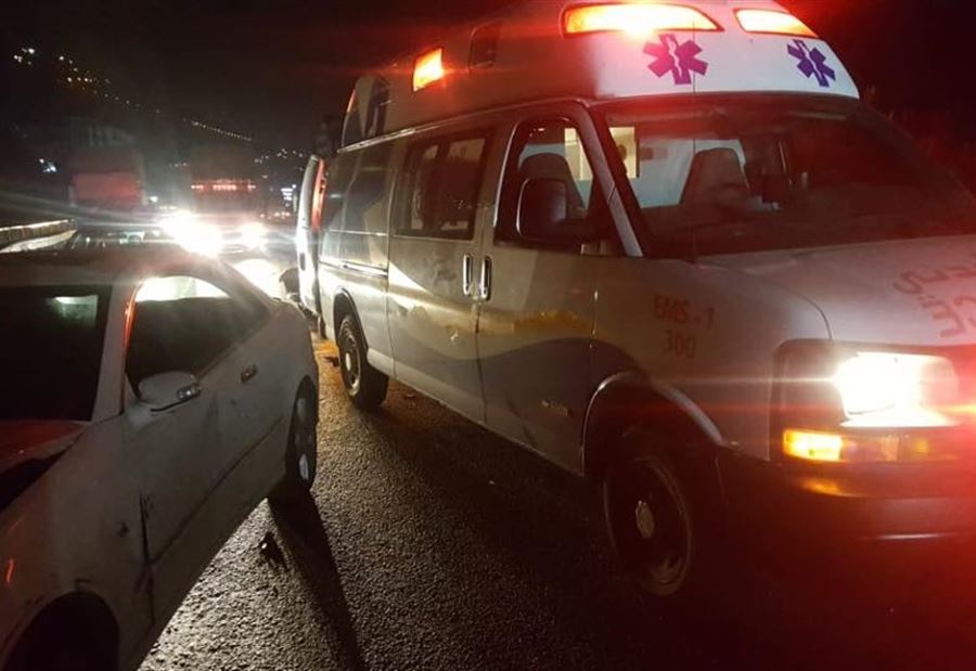 بالصور: 4 جرحى في حادث سير على اوتوستراد غزير