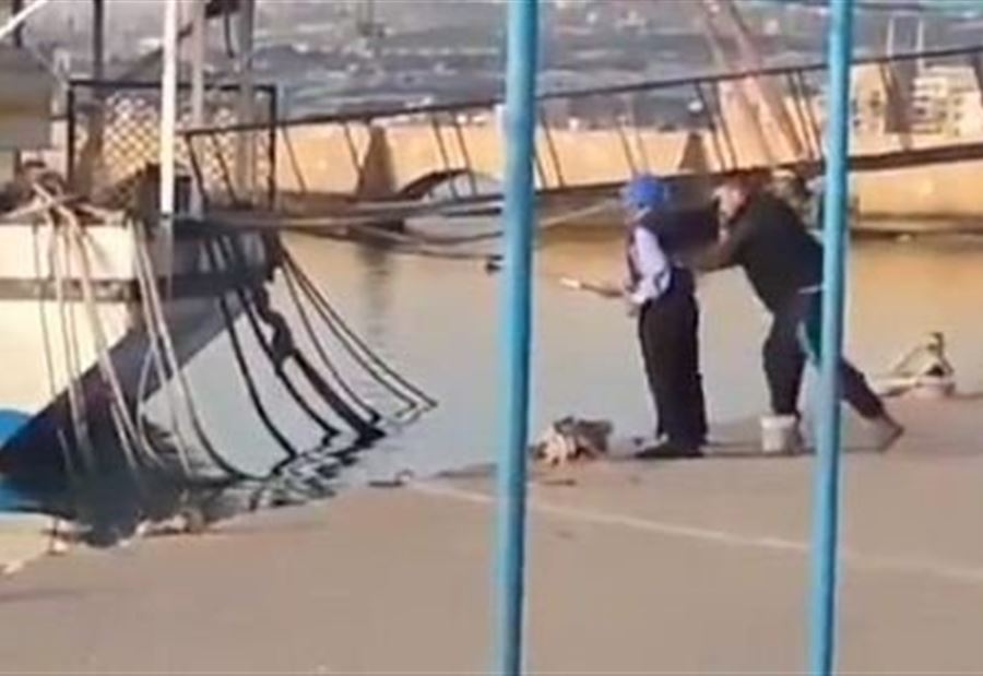 بالفيديو: شاب يدفع مسناً ويوقعه في بحر صيدا.. هذا جزاؤه