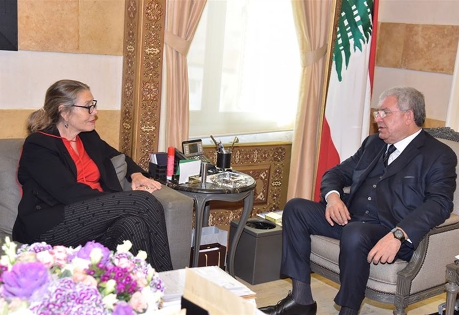 المشنوق يسأل كارديل عن انطباعاتها بعد 14 شهرا في لبنان...