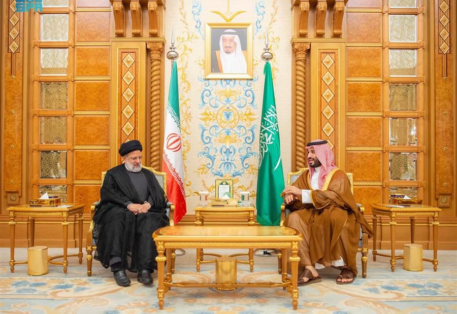 "للمرة الاولى منذ سنوات"... إجتماع بين محمد بن سلمان ورئيسي!(فيديو)