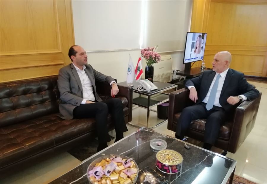 فنيانوس بحث مع زواره النقل البري عبر معبر نصيب