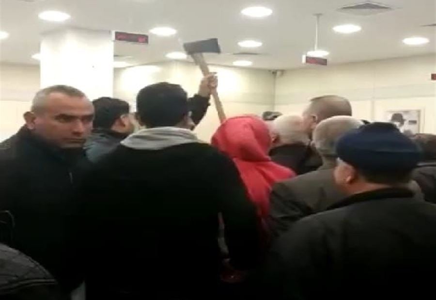 بالفيديو: لبناني غاضبٌ يقتحم البنك بفأس ويُهدِّد	