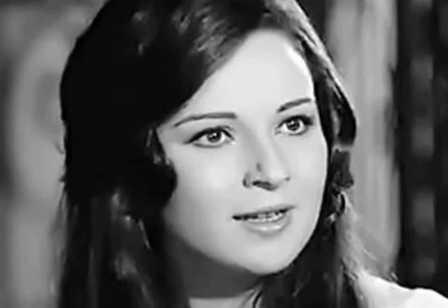إعتزلت منذ 25 سنة... فنانةٌ شهيرة تشغل التواصل بعد صورة
