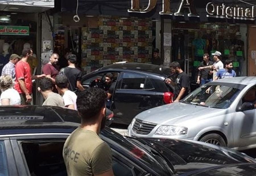 بالصورة: في برج البراجنة... سيارة تقتحم محل لبيع الألبسة 