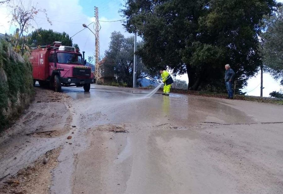 بالصور: إزالة الأتربة على طريق يحشوش بالصور: إزالة الأتربة على طريق يحشوش