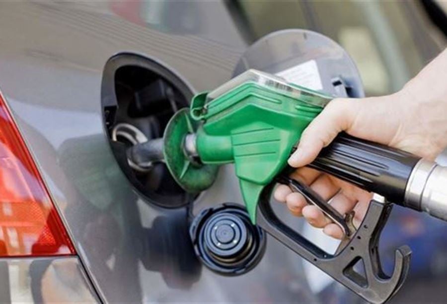 يُعبّئون البنزين في سيّاراتهم... ويقومون بتفريغه وبيعه!