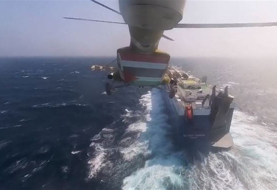 "عملية نوعية"... فيديو يظهر إستلاء الحوثيين على سفينة إسرائيلية في البحر الأحمر!