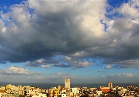 الطقس غدًا غائم جزئيًا مع استقرار بدرجات الحرارة	
