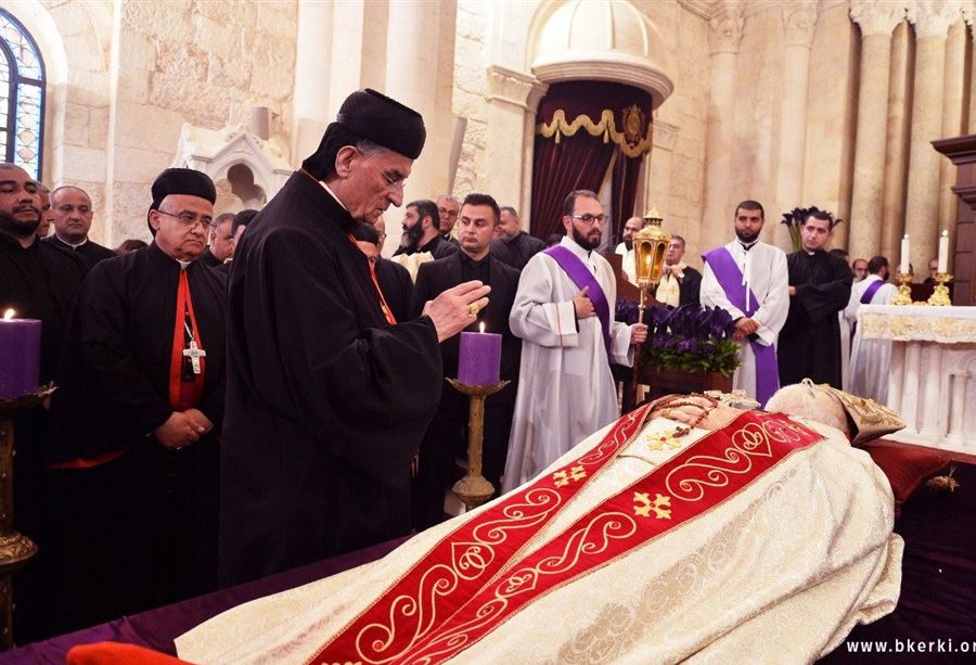بالصور: جثمان صفير في بكركي... والنظرة الاخيرة من الراعي