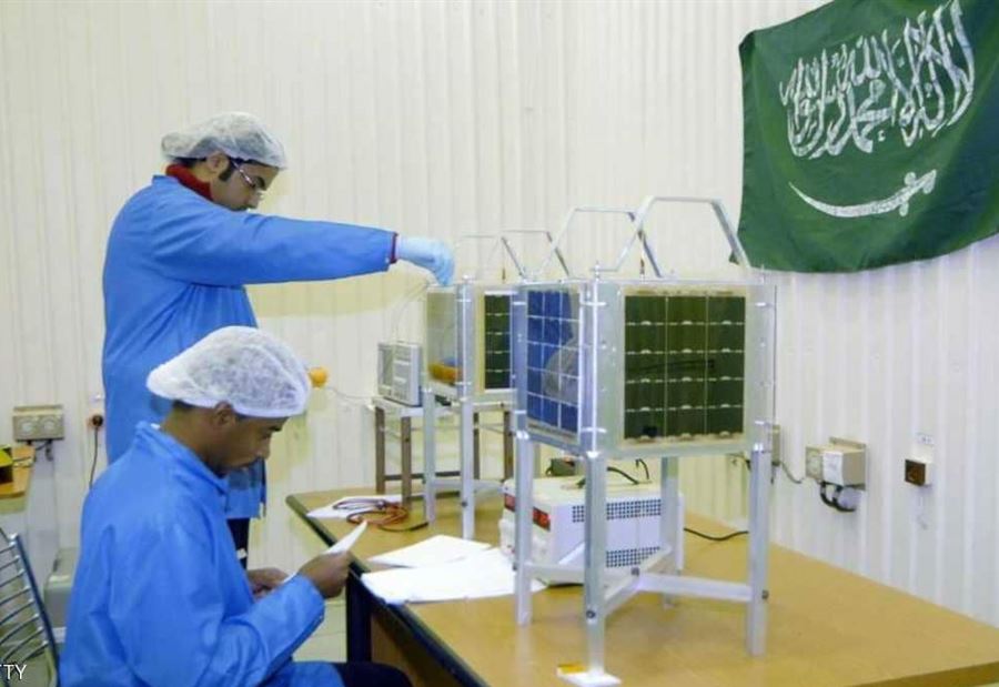 السعودية تطلق أول قمر للاتصالات الفضائية تملكه بالكامل