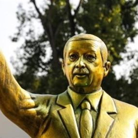 تمثال ذهبي لأردوغان يثير جدلا بألمانيا والسلطات تزيله