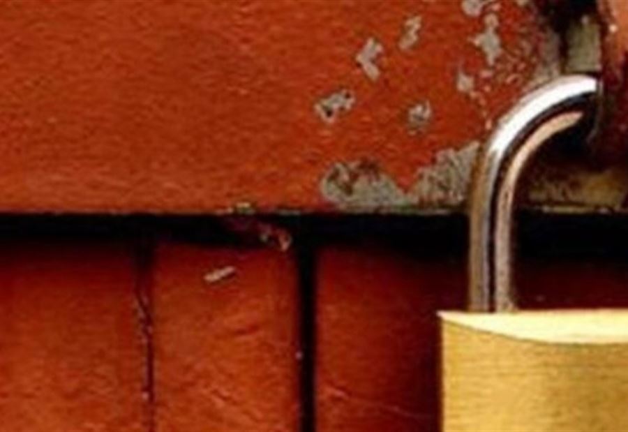 بالشمع الأحمر... إقفال محل يديره سوري في عدلون بالشمع الأحمر... إقفال محل يديره سوري في عدلون