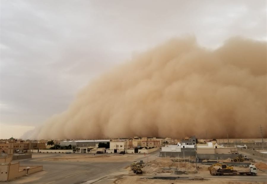 بالفيديو: عاصفة "حفر الباطن" تحجب الرؤية في السعودية 