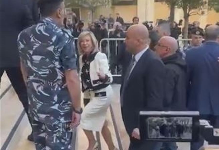 بالفيديو: وصول زوجة قائد الجيش إلى مجلس النواب