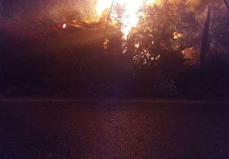 سائق ينجو بأعجوبة.. إنقلبت واحترقت سيارته