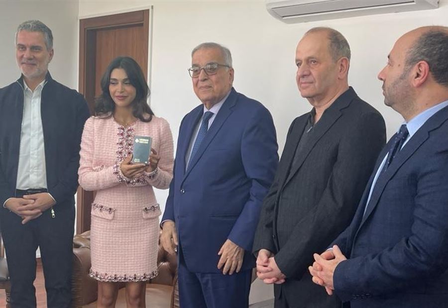 "ديبلوماسية بامتياز"... بوحبيب يسلم ياسمينا زيتون جواز السفر الخاص! "ديبلوماسية بامتياز"... بوحبيب يسلم ياسمينا زيتون جواز السفر الخاص!