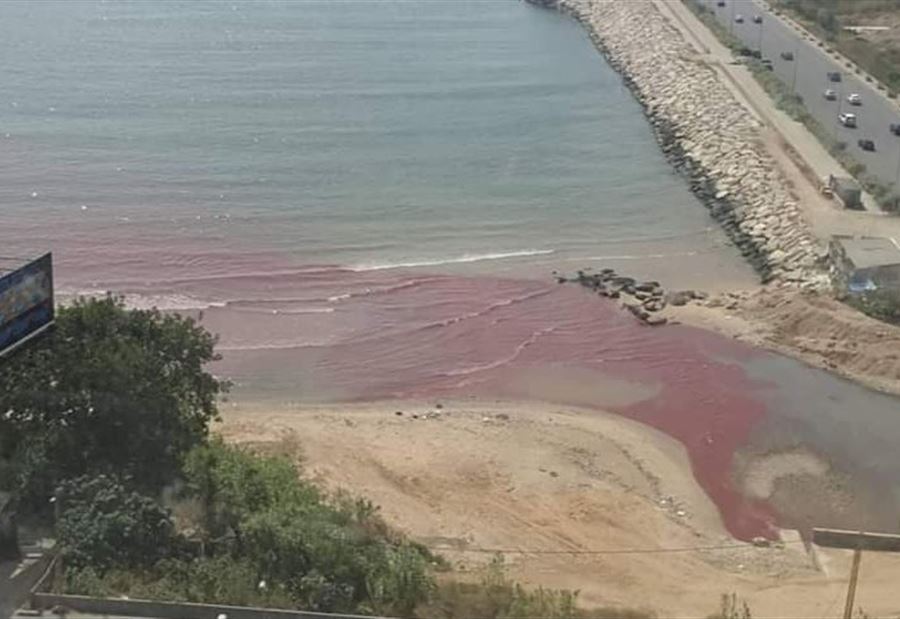 بالصور: شاحنة تلوّث نهر انطلياس... وجريصاتي يردّ
