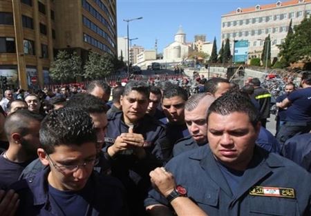 وقفة لمتطوعي الدفاع المدني في صور