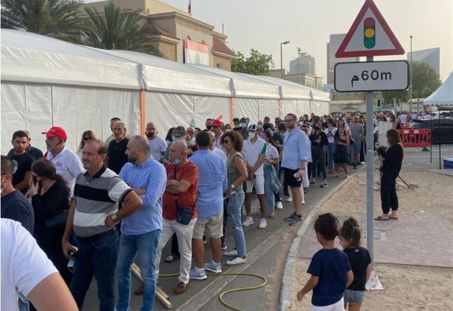 "طوابير الذل" للناخبين اللبنانيين في دبي! (فيديو)
