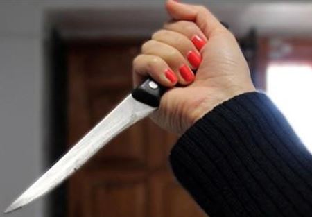 احذر الطعن بالسكين  إن لم تهدِ المرأة..