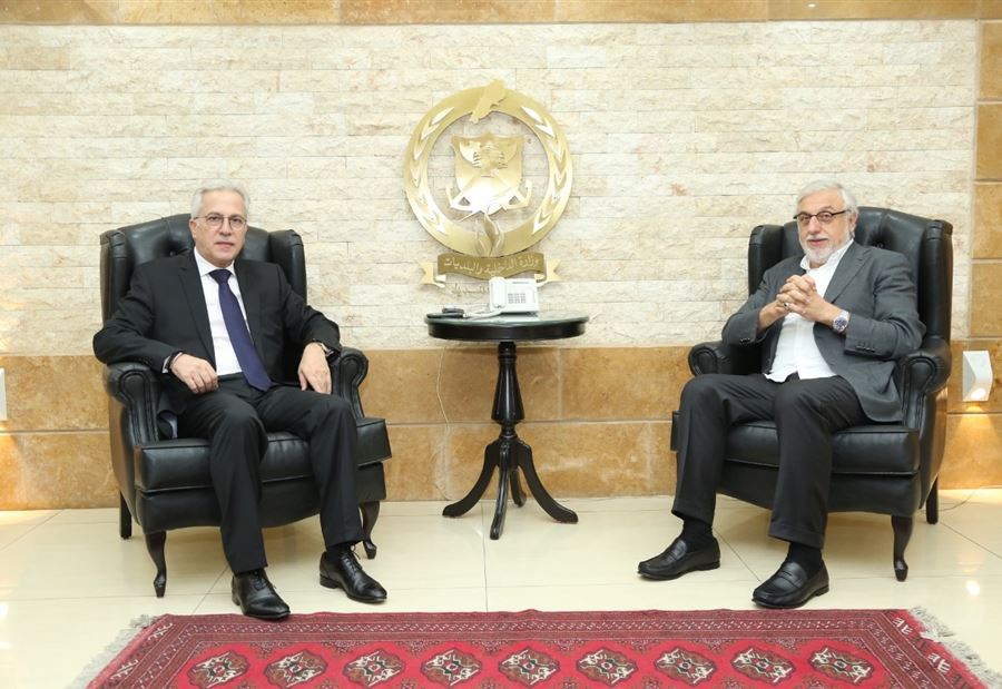 متطوعو الدفاع المدني يستثنون من قرار منع التوظيف متطوعو الدفاع المدني يستثنون من قرار منع التوظيف
